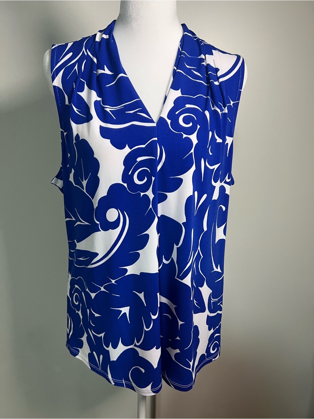 Liz Claiborne Blue and White Floral V-Neck Sleeveless Top